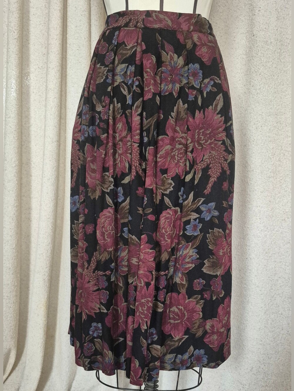 90s Vintage Women's Pleated Floral Skirt